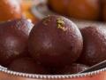 Gulab Jamun : ना गुलाब ना जामून, मग या गोड पदार्थाला कसं पडलं हे नाव? सगळ्यांनाच खायला आवडतं पण माहिती कुणालाच नसेल! - Marathi News | Gulab Jamun: Neither gulab nor jamun, so how did this sweet dish get its name? Everyone loves to eat it, but no one knows! | Latest jarahatke Photos at Lokmat.com