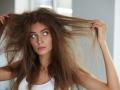 'या' रोजच्या चुकांमुळे केस होतात डॅमेज, तुम्हीही करता का या चुका? - Marathi News | Damage hair those mistakes that make your hair bad | Latest beauty News at Lokmat.com