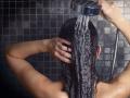 गरम पाण्याने केस धुणं पडू शकतं महागात, कसं ते जाणून घ्या - Marathi News | You should not wash your hair with hot water for these reason | Latest beauty News at Lokmat.com