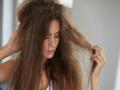 केसांसाठी रामबाण ठरतं लिंबू आणि खोबऱ्याचं तेल; असा करा वापर - Marathi News | Use lemon and coconut oil for hair know benefits | Latest beauty News at Lokmat.com