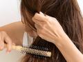 केस गळतात कारण तुम्ही कंगवा चुकीचा वापरताय! ‘असा’ निवडा योग्य कंगवा, केस तुटणं थांबेल - Marathi News | hairfall problem? may be you are using wrong comb? Avoid these mistakes while combing your hair | Latest sakhi News at Lokmat.com