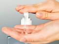 Coronavirus : कोरोनापासून बचावासाठी सतत सॅनिटायजर वापरताय? मग त्याचे साइड इफेक्टही जाणून घ्या... - Marathi News | Coronavirus : Know how more use of hand sanitizers are dangers for health | Latest health Photos at Lokmat.com