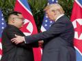 ट्रम्प यांची कार पाहून अचंबित झाले किम, काय आहे कारची खासियत? - Marathi News | US President Donald Trump meet north Korea leader Kim Jong Un saw Presidential limousine the beast | Latest international News at Lokmat.com