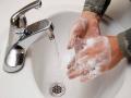 पुन्हा पुन्हा हात धुतल्यानेही होतो आजार, कारण वाचून व्हाल थक्क! - Marathi News | Washing hands too often can make you sick | Latest health Photos at Lokmat.com