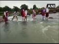 Video : शाळेसाठी विद्यार्थ्यांना करावा लागतो जीवघेणा प्रवास - Marathi News | Students in Damoh risk their lives to cross a rivulet that comes on the way to their school in Hatta's Madiyado | Latest national News at Lokmat.com