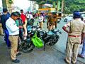 विना हेल्मेट २६५१ दुचाकी चालकांवर दंडात्मक कारवाई - Marathi News | Penal action on non helmet 2651 motorcycle drivers | Latest pune News at Lokmat.com