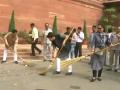 संसद परिसरात भाजपाचं स्वच्छता अभियान - Marathi News | Video bjp mps take part in swachh bharat abhiyan in parliament premises | Latest national Videos at Lokmat.com