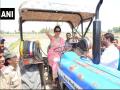 हेमा मालिनींचा हटके प्रचार; शेतात चालविले ट्रॅक्टर - Marathi News | hema malini drive tractor in the farm after harvesting wheat crop photos viral | Latest national News at Lokmat.com