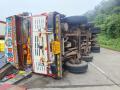 Ratnagiri: महामार्गावर कंटेनर उलटून अपघात; तेरा तास एकेरी वाहतूक - Marathi News | Container overturns on highway one way traffic disrupted for thirteen hours | Latest ratnagiri News at Lokmat.com