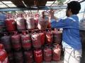 LPG Price Hike: गॅस नको, चूल पेटवू लागले गावकरी! दरवाढीने 42 टक्के लोकांचे कंबरडे मोडले, सर्व्हे - Marathi News | No LPG gas, villagers started firewood, 42 per cent of people left LPG cooking, the survey said | Latest national News at Lokmat.com