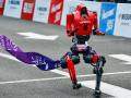 Robot World Record : माणसालाही हरवलं! रोबोटनं धावण्याच्या शर्यतीत मोडला जागतिक विक्रम; पाहा थरारक वेग - Marathi News | Robot World Record Even a human was beaten! Robot breaks world record in running race; See thrilling speed | Latest international News at Lokmat.com
