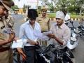 अनोखा उपक्रम! 'तुमचे लायसन्स दाखवा' असे म्हणणारे पोलीसच 'येथे' काढून देतात शिकाऊ वाहन परवाना - Marathi News | Unique undertaking! Police giving driving license in Gadchiroli | Latest gadchiroli News at Lokmat.com