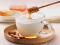गरम दुधात मध टाकून प्यायल्याने होतात फायदेच फायदे - Marathi News | Honey milk benefits mix honey in hot milk and get these health benefit | Latest food News at Lokmat.com