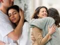 जादू की झप्पी! रुग्णांना बरं करणारी 'हग थेरपी' आहे तरी काय?, फायदे ऐकून तुम्हीही माराल मिठी - Marathi News | health tips hug therapy benefits jaadu ki jhappi | Latest sakhi Photos at Lokmat.com