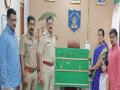Kolhapur: पोलिसांनी दिली भाऊबिजेची ओवाळणी, चोरीस गेलेले साडेसात लाखांचे दागिने दिले परत मिळवून - Marathi News | The stolen jewelry worth seven and a half lakhs was returned to the complainants by the Hupari police kolhapur | Latest kolhapur News at Lokmat.com