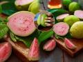 हिरवागार पेरू खा आणि स्वस्थ राहा... बहुगुणी पेरूचे १० फायदे... - Marathi News | Eat green guava and stay healthy... 10 benefits of eating guava.. | Latest sakhi Photos at Lokmat.com