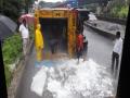 Video : बर्फ घेऊन जाणाऱ्या ट्रकचा तुर्भे उड्डाणपुलावर अपघात  - Marathi News | Accident of truck which was carring ice at turbhe flyover | Latest crime News at Lokmat.com