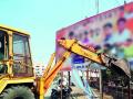 थकबाकीदारांचे होर्डिंग हटविण्यासाठी मनपा सरसावली! - Marathi News | NMC rescues to remove hoardings of defaulters! | Latest akola News at Lokmat.com
