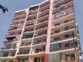 कुत्र्याला वाचवताना गेला तोल, 9व्या मजल्यावरुन पडून 12 वर्षीय मुलीचा दुर्दैवी मृत्यू - Marathi News | A 12-year-old girl died after falling from the 9th floor while rescuing a dog | Latest national News at Lokmat.com
