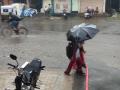 सातार्यात मेघगर्जनेसह मुसळधार पाऊस - Marathi News | Heavy rain accompanied with thundershowers in Satara | Latest satara News at Lokmat.com