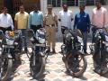 चोरीच्या चार दुचाकीसह तिघांच्या मुसक्या आवळल्या - Marathi News | Three bites of the stolen four-wheelers | Latest jalgaon News at Lokmat.com