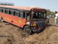 एस.टी.बस व मालवाहू वाहनाच्या अपघातात २१ प्रवाशी जखमी - Marathi News | 21 passengers injured in ST bus and cargo vehicle collision | Latest jalgaon News at Lokmat.com