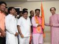 दिलीप माने यांचा शिवसेनेत प्रवेश; मातोश्रीवर बांधले ‘शिवबंधन’ - Marathi News | Dilip Mane enters Shiv Sena; Shivbandhan built on Matoshree | Latest solapur News at Lokmat.com