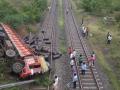 मोहोळजवळ उड्डाण पुलावरून रेल्वे रुळावर ट्रक पडला - Marathi News | A truck collided with a railway bridge over a flying bridge near Mohol | Latest solapur News at Lokmat.com