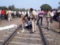 रेल्वेखाली उडी मारून एकाची आत्महत्या; पंढरपुरातील घटना - Marathi News | One commits suicide by jumping under the train; Events in Pandharpur | Latest solapur News at Lokmat.com