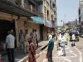 Corona Virus : संचारबंदी शिथिलतेची वेळ बदली ; सकाळी-सकाळी व्यापारी,नागरिकांची उडाली तारांबळ - Marathi News | Corona Virus: Curfew relaxation timing change in Beed District; In the morning, a flurry of merchants, citizens | Latest beed News at Lokmat.com