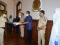 Coronavirus : मुंबई पोलिसांना १० हजार सुरक्षा किटचे वाटप - Marathi News | Coronavirus 10000 security kits distributed to Mumbai police SSS | Latest mumbai News at Lokmat.com