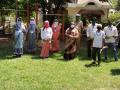 निसर्ग मित्रने दिल्या सफाई कर्मचाऱ्यांना बहुगुणी शेवग्याच्या शेंगा - Marathi News | Multifunctional peanut shells to the Nature Friend's cleaning staff | Latest kolhapur News at Lokmat.com