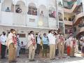 Corona in kolhapur :कोल्हापूरकरांचा आगळावेगळा सत्कार, स्वछता कामगारांवर पुष्पवृष्टी, नोटांनी केला सत्कार* - Marathi News | Corona in kolhapur: Kolhapur's fiery homage, floral wreath on cleanliness workers, homage to notes * | Latest kolhapur News at Lokmat.com
