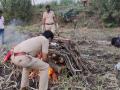 खाकी वर्दीतील माणूसकी; सांगवीच्या कोरोनाग्रस्त मयतावर करकंब पोलिसांनी केले अंत्यसंस्कार - Marathi News | Humanity in khaki uniforms; Karkamba police conducted cremation on Sangvi's coronated body | Latest solapur News at Lokmat.com