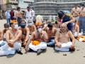 Maratha Reservation: पंढरपुरात मराठा समाजातील तरुणांचे अर्धनग्न होऊन आंदोलन, राज्य सरकारच्या निषेधार्थ मुंडन - Marathi News | Maratha Reservation: Youths of Maratha community in Pandharpur go half-naked in protest | Latest solapur News at Lokmat.com