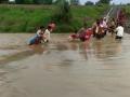 पुरात वाहून जाताना गावकरी आले धावून; महिला बालंबाल बचावली - Marathi News | The villagers came running to carry the flood; Women rescued children | Latest vashim News at Lokmat.com