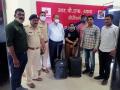 बॅग अदलाबदलीमुळे हरविले १० तोळे सोने; अवघ्या दोन तासांत पोलिसांनी लावला छडा - Marathi News | 100 gram of gold lost due to bag exchange; In just two hours, the police cracked down | Latest crime News at Lokmat.com