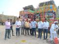 एम.के.फाउंडेशन कडून ऊसतोड कामगार अन् चालकांना फराळ वाटप - Marathi News | Distribution of Faral to sugarcane workers and drivers from MK Foundation | Latest solapur News at Lokmat.com