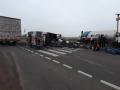 धुक्यामुळे नाशिक-पुणे महामार्गावर मालवाहू ट्रक उलटला - Marathi News | Freight truck overturned on Nashik-Pune highway due to fog | Latest ahilyanagar News at Lokmat.com