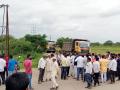 महामार्गावर रस्ता दुभाजकच्या मागणीसाठी चार गावांच्या ग्रामस्थांनी अडवली वाहने - Marathi News | Villagers of four villages blocked vehicles to demand a road divider on the highway | Latest solapur News at Lokmat.com