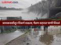 जायकवाडी धरणातून विक्रमी विसर्ग; पैठण शहरात पाणी शिरलं, नदीकाठच्या नागरिकांचे स्थलांतर - Marathi News | Discharge from Jayakwadi dam exceeds 2 lakh cusecs; Water enters low-lying areas of Paithan | Latest chhatrapati-sambhajinagar News at Lokmat.com