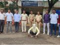 Indapur Crime: वृद्ध महिलेचे दागिने लुटणाऱ्या आरोपीच्या पाच तासात आवळल्या मुसक्या - Marathi News | Indapur Crime: Accused of robbing old woman's jewelery smiles in five hours | Latest pune News at Lokmat.com