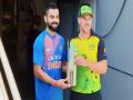IND vs AUS : कोहलीला 'कॅप्टन कूल' धोनीच्या विक्रमाशी बरोबरी करण्याची संधी - Marathi News | India vs Australia: Virat Kohli looks to pull off an MS Dhoni in 3-match T20I series records | Latest cricket News at Lokmat.com