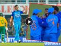 T20 World Cup, IND vs SA Live : तुमचा एनगिडी तर आमचा Arshdeep Singh! पठ्ठ्यानं ३ चेंडूंत घेतल्या दोन विकेट्स, Video  - Marathi News | T20 World Cup, IND vs SA Live : Arshdeep Singh dismisses Rilee Rossouw (0), Quinton de Kock (1). South Africa 3/2 in 1.3 overs against India (133/9), Watch Video | Latest cricket News at Lokmat.com