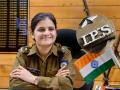 Shalini Agnihotri : बस कंडक्टरची लेक झाली IPS; आईसोबत घडलेल्या घटनेने बदललं आयुष्य, घेतला मोठा निर्णय - Marathi News | success story how shalini agnihotri became ips bus conductor daughter | Latest sakhi News at Lokmat.com