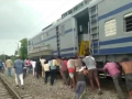 Indian Railway: दे धक्का! बंद पडलेल्या ट्रेनला मजुरांनी धक्का देऊन रुळावरून हटवले - Marathi News | Indian Railway: The train was pushed by workers in Madhya Pradesh | Latest jarahatke News at Lokmat.com