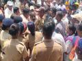 Sangli: इस्लामपुरात पोलिस निरीक्षकांच्या बदलीसाठी भाजप कार्यकर्ते आक्रमक, आत्मदहनाचा प्रयत्न; पोलिस-कार्यकर्त्यांमध्ये झटापट - Marathi News | BJP workers aggressively demanding transfer of police inspector in Islampur, clash between police and workers | Latest sangli News at Lokmat.com