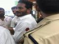 सेल्फीच्या बहाण्याने जगनमोहन रेड्डी यांच्यावर चाकू हल्ला - Marathi News | YSR Congress Chief YS Jagan Mohan Reddy attacked with knife at Visakhapatnam airport | Latest national News at Lokmat.com