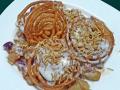जलेबीवर कांदा, दही अन् शेव; लोक म्हणाले, "अरे कुठे फेडाल ही पापं?" - Marathi News | jalebi chaat photo goes viral people get angry | Latest social-viral News at Lokmat.com