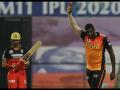 Eliminator, SRH vs RCB : सनरायझर्स हैदराबादच्या गोलंदाजांसमोर विराट कोहलीच्या संघाची शरणागती - Marathi News | Eliminator, SRH vs RCB: Royal Challengers Banaglore finish their innings on a measly 131/7, jason Holder's 3/25 | Latest cricket News at Lokmat.com